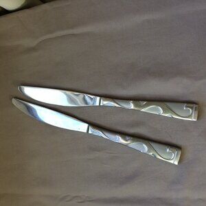 Oneida Tuscany Flatware 2 Dinner Knives 2-10 China 9 1/2”
